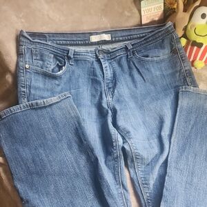 Classic Women's Levis Jeans With Button Back Pockets Sz14